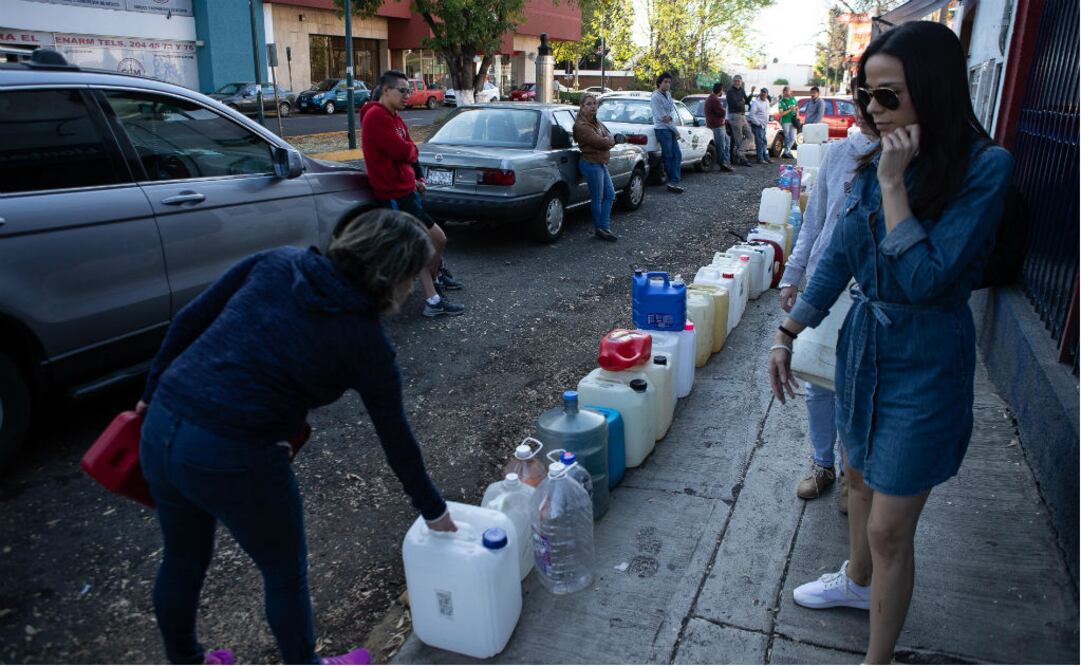 Ciudadanos hacen largas filas con sus recipientes para poder comprar gasolina en Michoacán. FOTO: RODOLFO AYALA | EL UNIVERSAL