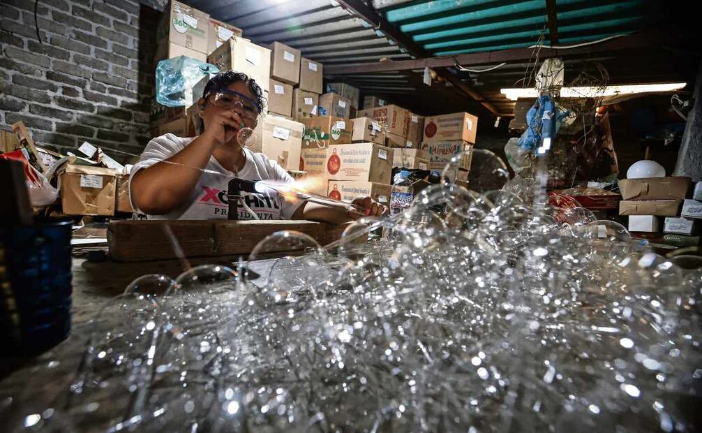 A pesar de los retos, la forma artesanal de hacer las esferas se mantiene viva en la familia Camargo Aguilar. Foto: Gabriel Pano / EL UNIVERSAL