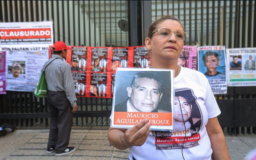 Colectivos de madres buscadoras realizaron una clausura simbólica del Senado por negar crisis de desaparecidos, el jueves 10 abril de 2025. Foto Gabriel Pano/EL UNIVERSAL