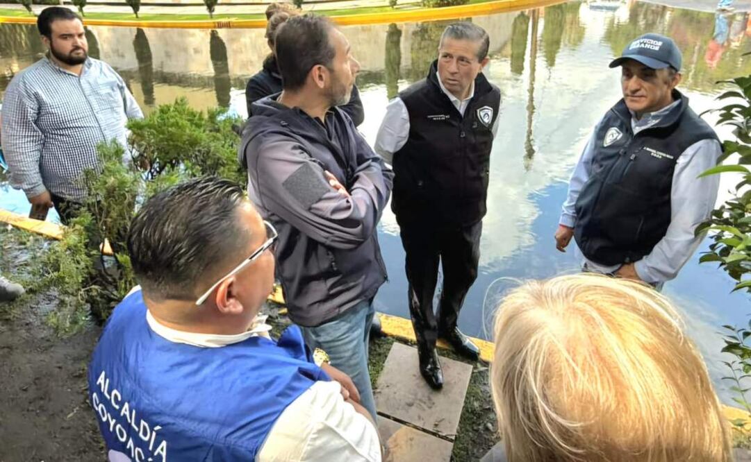 Personal de la alcaldía Coyoacán,encabezada por Giovani Gutiérrez, han atendido las afectaciones en la demarcación derivadas de la lluvia del viernes.
Foto: Especial.