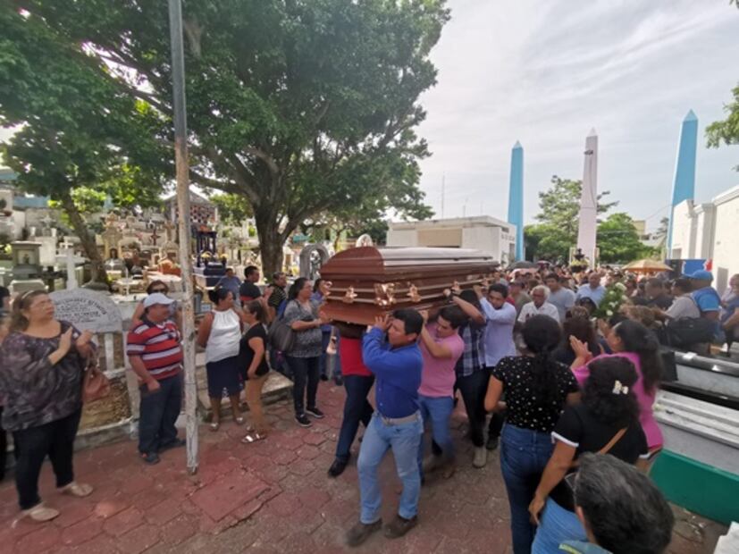 Con aplausos y música sepultan a 8 de las 29 víctimas del ataque a bar en Coatzacoalcos