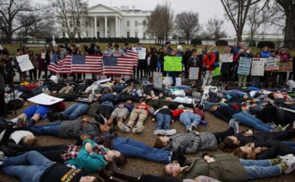 ​Estudiantes protestan frente a la Casa Blanca por un mayor control de armas