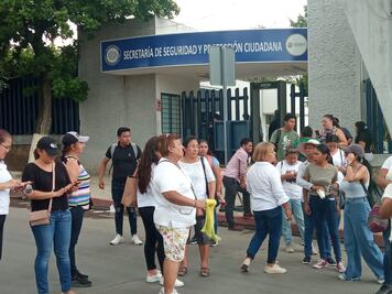Con piedras y palos familiares de los 16 empleados de la Secretaría de Seguridad de Chiapas bloquean carretera Ocozocoautla-Tuxtla Gutiérrez