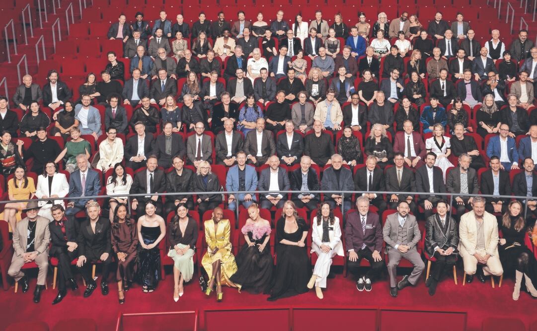 Los nominados de las 23 categorías se tomaron la icónica foto de generación 2025, la cual tuvo que se aplazada por los incendios. FOTO: A.M.P.A.S.