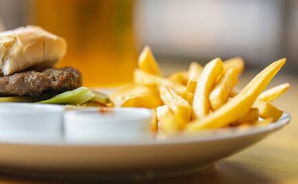 Prepara bollo para hamburguesa con papas fritas y queso en la wafflera