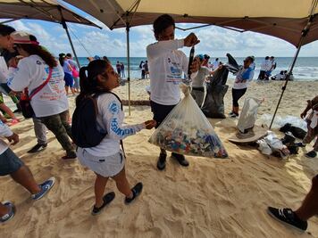 Conmemoran Día Mundial de la Educación Ambiental con limpieza de playas