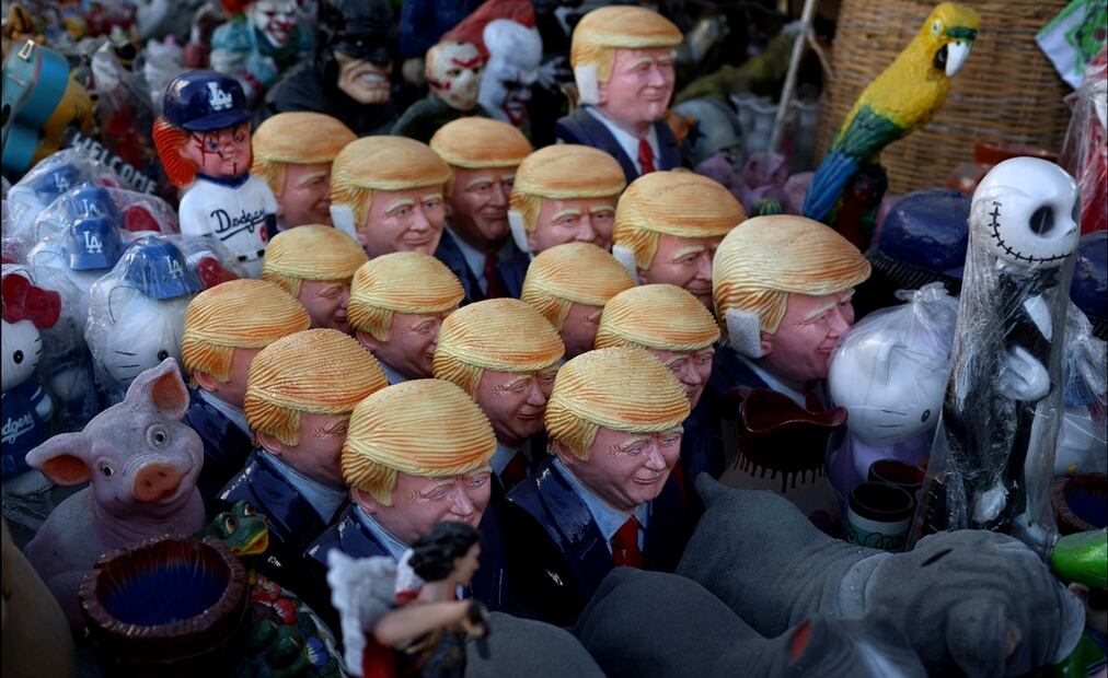 Vendedores ofrecen alcancías del presidente Donald Trump en la garita de San Ysidro, que divide a México y Estados Unidos, el 22 de enero de 2025. Foto: Diego Simón Sánchez