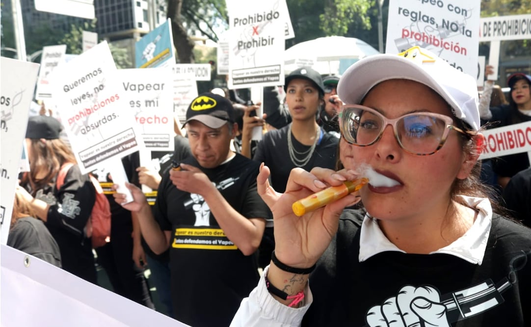 Comerciantes de vapeadores se manifiestan frente al Senado (10/12/24). Foto: Francisco Rodríguez/EL UNIVERSAL