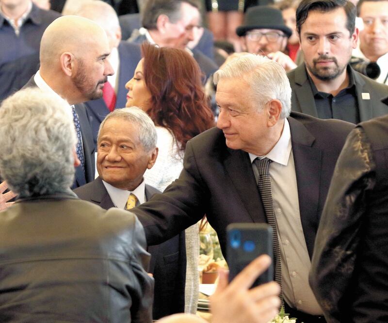 Armando Manzanero, presidente de la SACM, recibió al presidente Andrés Manuel López Obrador en la celebración de esta organización. Foto: CARLOS MEJÍA. EL UNIVERSAL