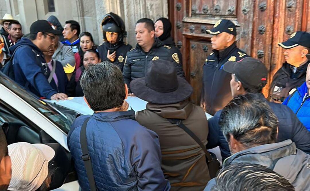 Integrantes de la CNTE intentan ingresar a Palacio Nacional. Foto: Pedro Villa y Caña / EL UNIVERSAL