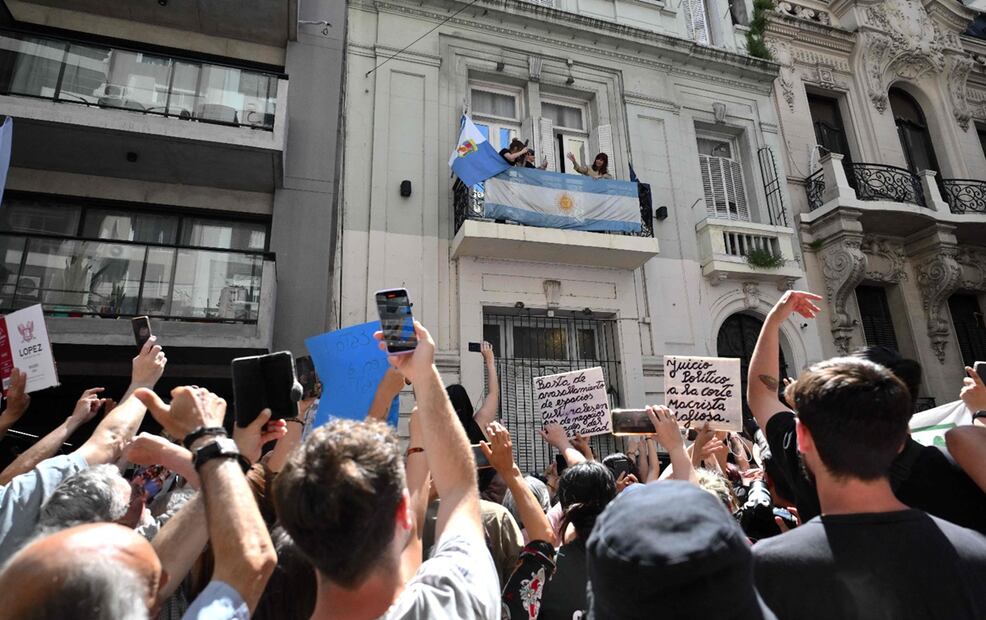 Seguidores de Cristina Fernández, muestran su apoyo a las afueras del Instituto Patria, en Buenos Aires, luego que la Cámara Federal de Casación Penal confirmó la condena de seis años de prisión e "inhabilitación perpetua para ejercer cargos públicos" a la expresidenta argentina. Foto: AFP
