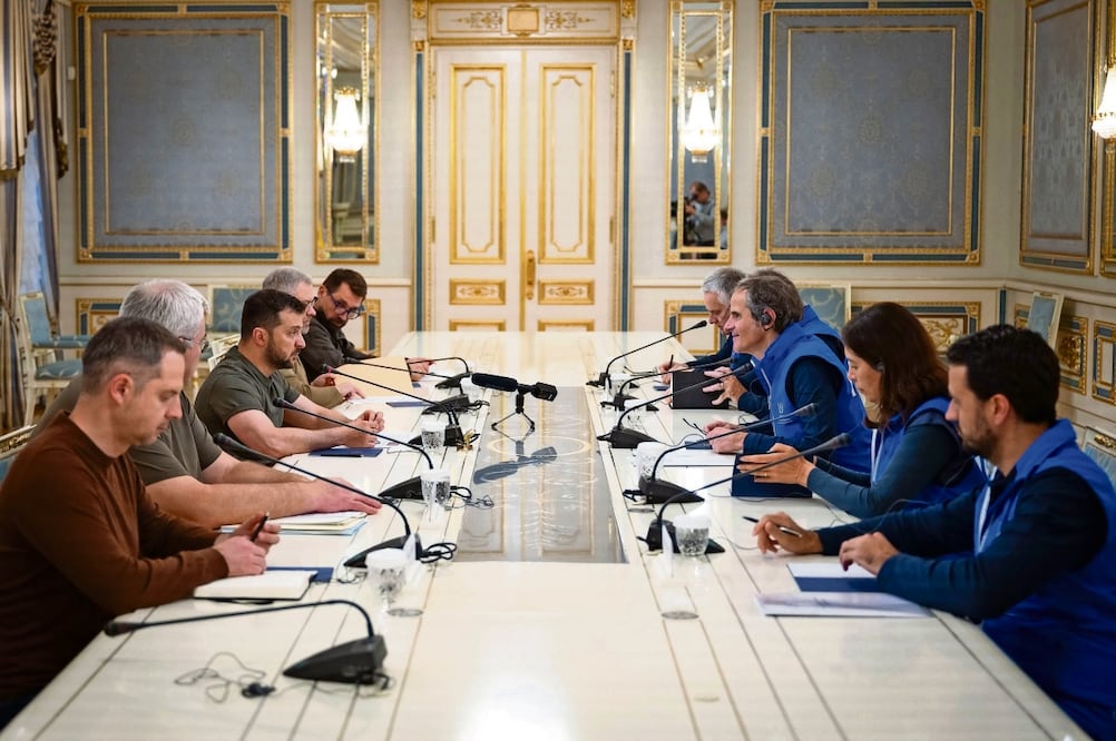 El presidente de Ucrania, Volodimir Zelensky (tercero del lado izq.), con el director general del Organismo Internacional de Energía Atómica (OIEA), Rafael Grossi (enfrente), durante su reunión en Kiev.