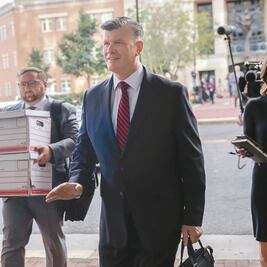 Caen dos socios de abogado de Trump