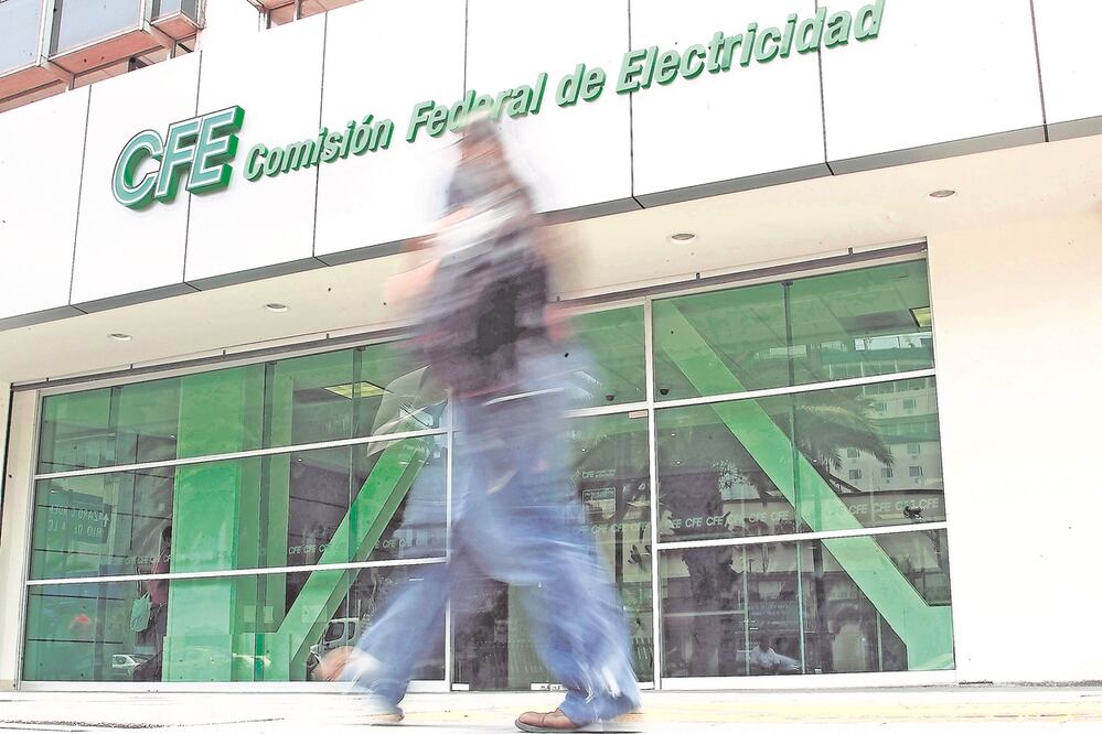 La CFE no sólo comercializa el servicio de energía, pues también ofrece combustibles y gas natural a terceros, ya que en los primeros cinco meses del año se registró una disminución en el costo de combustibles importados. Foto: ARCHIVO EL UNIVERSAL