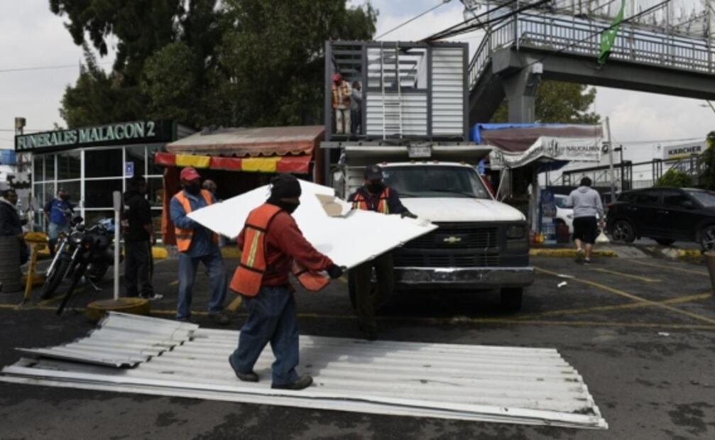 Retiran "oficina y baño callejeros" colocados encima de puesto de ataúdes en Edomex