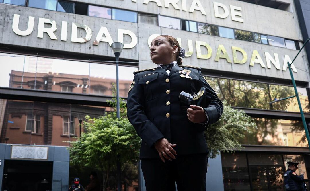 Karla Iveth Ortega Sánchez, quien recibió el premio a la Policía del año 2024 por detener en flagrancia a un hombre por el delito de violencia sexual en la Ciudad de México. Foto: Gabriel Pano | El Universal (23/12/2024)