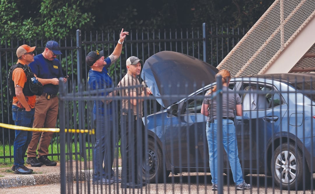 Agentes registran un vehículo cerca de donde se produjo un tiroteo en una oficina del Servicio de Inmigración y Control de Aduanas en Dallas. Foto: de Julio Cortez. AP
