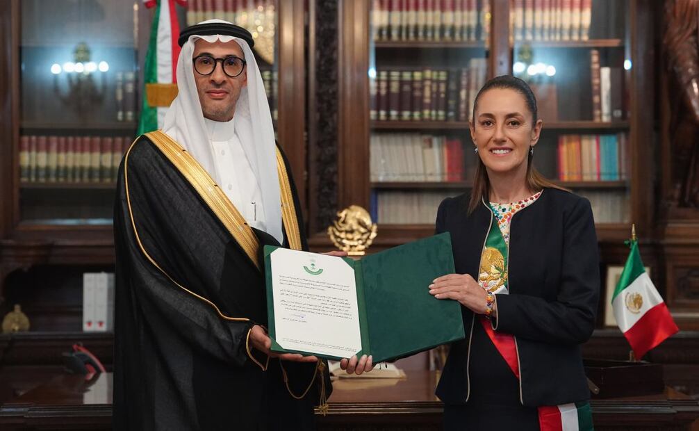 Claudia Sheinbaum y el embajador del Reino de Arabia Saudita, Fahad Ali H. Almunawer. Foto: Presidencia