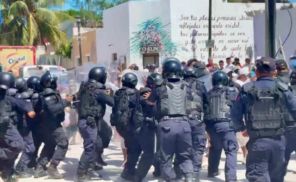 Pobladores de Sisal, Yucatán se enfrentan con policías (11/03/2025). Foto: Especial