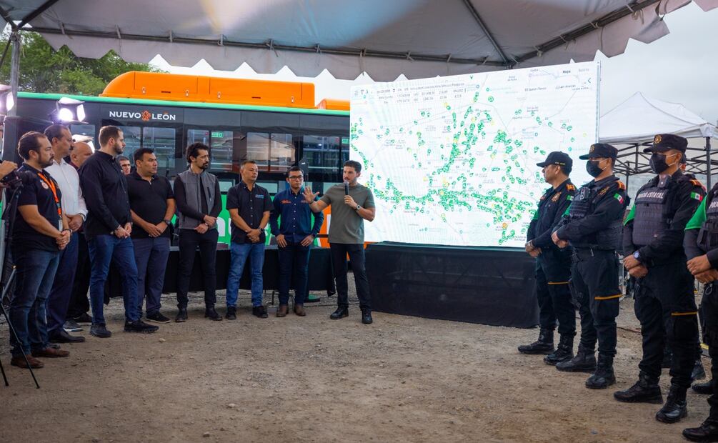 Samuel García lanza nueva ruta de transporte en Juárez; entregan 30 camiones para reforzar movilidad y calidad del aire. Foto: Especial