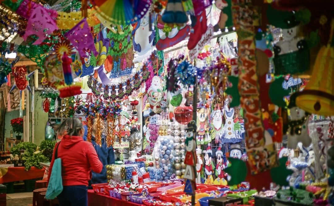 Familias gastan entre 500 y hasta 5 mil pesos en adornos. Foto: Luis Camacho / EL UNIVERSAL