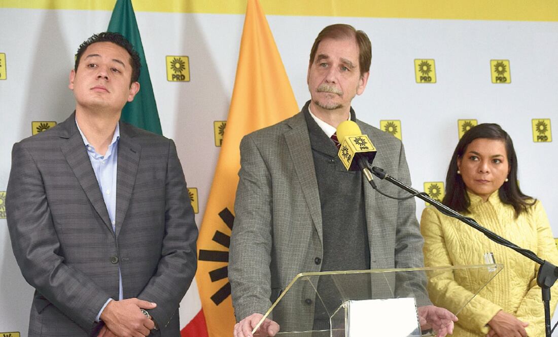 Ángel Ávila, presidente del Consejo del PRD; Agustín Basave, presidente nacional, y Beatriz Mojica, secretaria general del partido (JACQUELINE SILVA. EL UNIVERSAL)