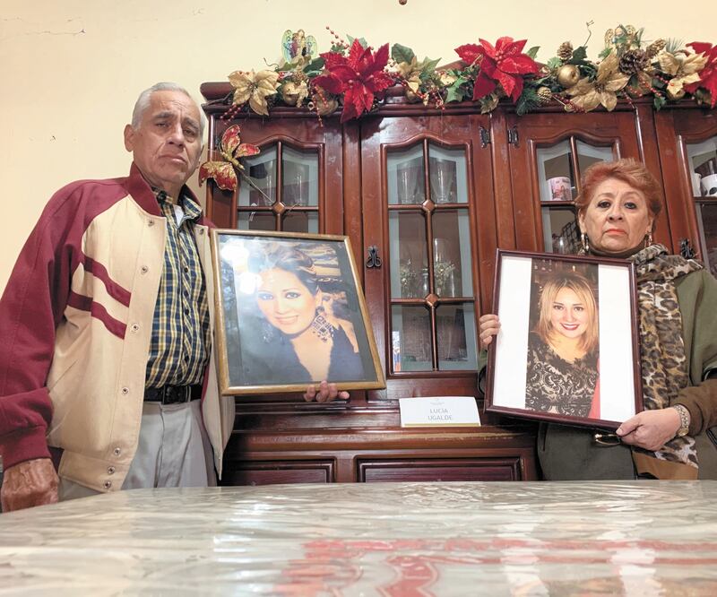 Antonio Óscar Agapito Ugalde Ruiz y Josefina Hernández Pacheco, padres de Lucía, quien fue asesinada hace ocho meses, afirman que las autoridades no han dado resultados en la investigación del caso. Foto: CHARBELL LUCIO. EL UNIVERSAL