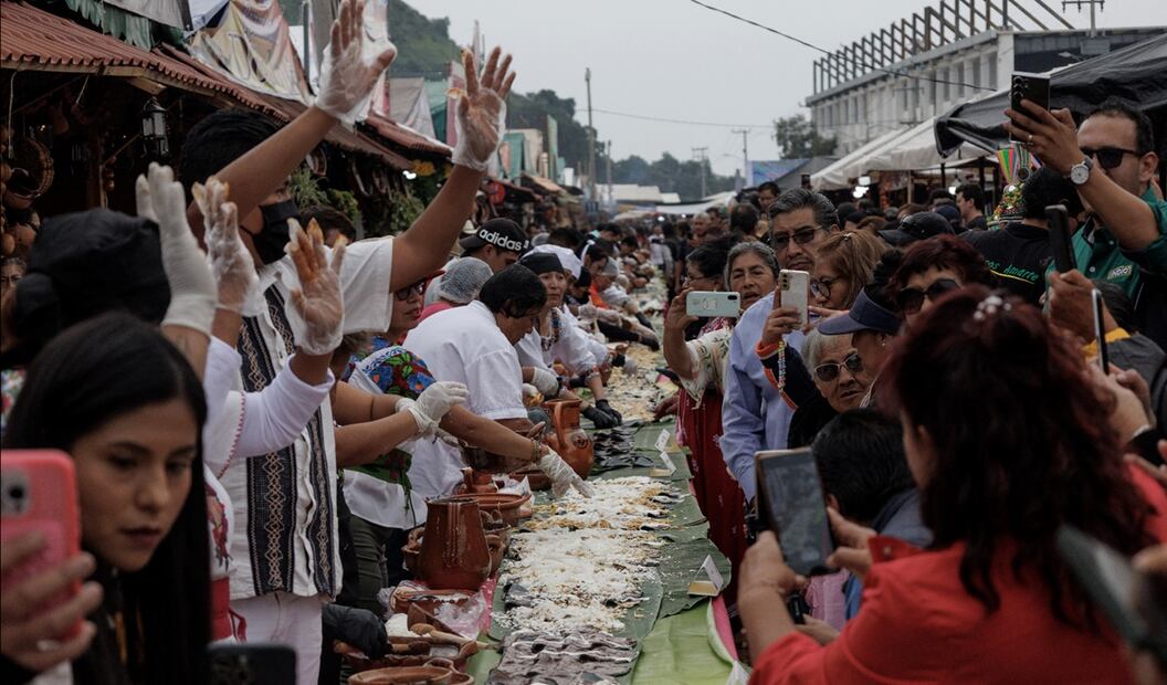 El inmenso platillo fue catalogado como la “enchilada de mole más grande del mundo” por las autoridades de la demarcación y creada en aproximadamente 3 minutos antes de que fuera repartida de manera gratuita entre todos los asistentes. Foto: Yaretzy M. Osnaya / EL UNIVERSAL