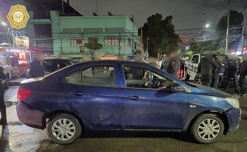 Tras el ataque, el agresor robó el arma de cargo del oficial y huyó del lugar a bordo de un vehículo color azul. Foto: Especial