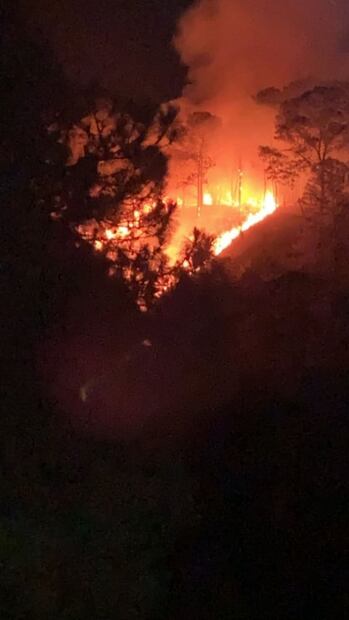 Arde Cerro de la Cruz en Uruapan, Michoacán