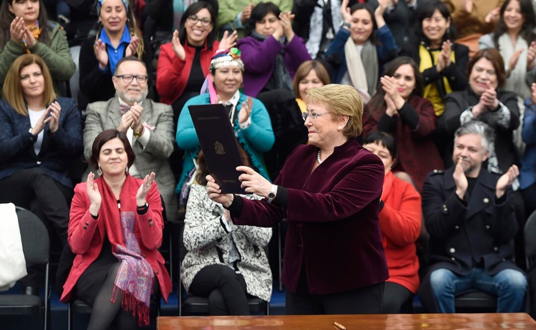 Bachelet promulgó hoy la ley que despenaliza el aborto en tres casos específicos, una iniciativa que, destacó, representa un "paso histórico" y convierte a Chile en un país "más justo" (Foto: EFE)
