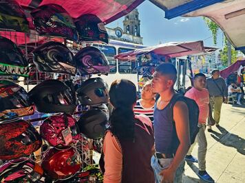 Con nuevas reglas de tránsito, motociclistas buscan cascos más seguros