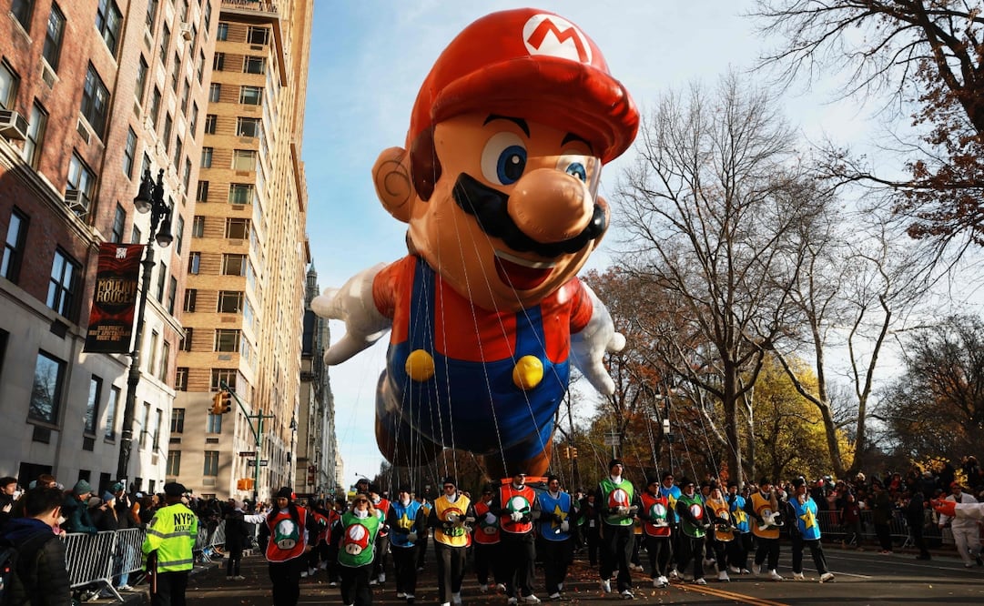 El globo de Super Mario se une al 99.° Desfile del Día de Acción de Gracias de Macy's mientras avanza por Manhattan hacia la tienda insignia de Macy's el 27 de noviembre de 2025, en la ciudad de Nueva York. Foto: AFP