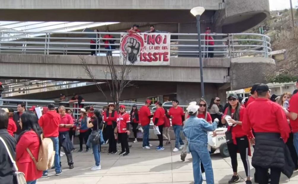 Empleados federales se unen a la protesta de maestros en Sonora contra Ley del ISSSTE 2025 (28/02/2025). Foto: Especial