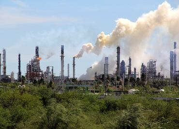 Dos refinerías agonizan; AMLO empezará de cero