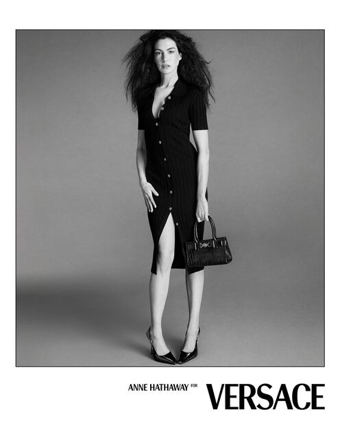 Anne Hathaway en la nueva campaña de Versace. Foto: Versace