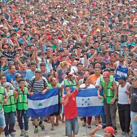 Entre cantos e himnos, pisan suelo mexicano 