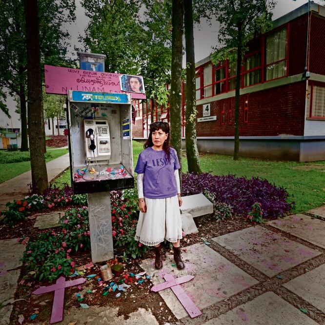 El acto se realizó cerca de la caseta telefónica en CU donde fue hallada sin vida Lesvy Berlín; en la imagen, la madre de la estudiante. FOTOS: ALEJANDRA LEYVA. EL UNIVERSAL
