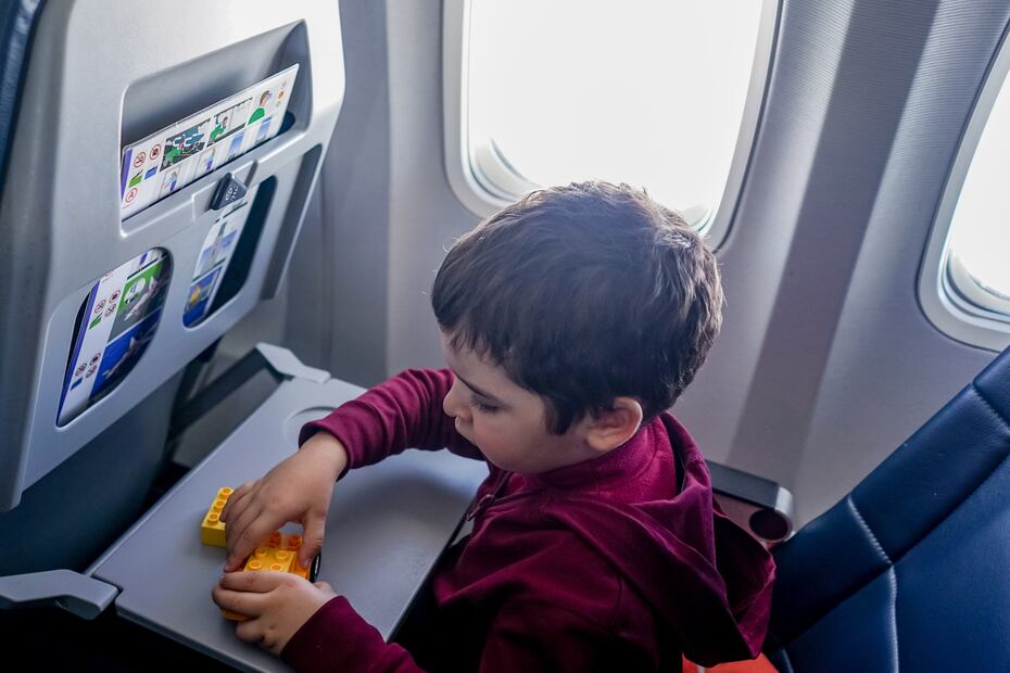 Niño viajando en avión / PEXELS