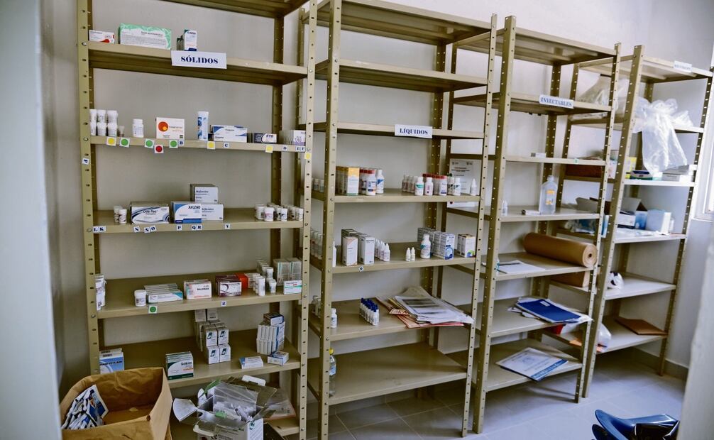 Pobladores de la comunidad Itia Zuti tienen que ser atendidos por dos enfermeras, quienes sólo ven padecimientos leves, como gripas, y además no cuentan con medicamentos suficientes. Foto: Salvador Cisneros Silva | El Universal