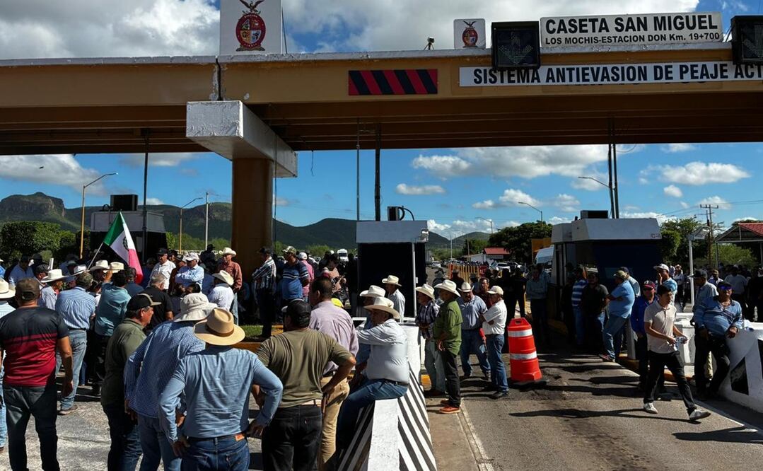Los bloqueos en las dos carreteras generaron un caos en el tránsito de camiones de carga, de pasajeros y unidades particulares. Foto: Especial