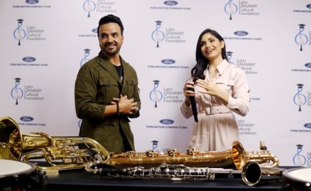 Luis Fonsi entrega instrumentos en escuela afectada por sismos