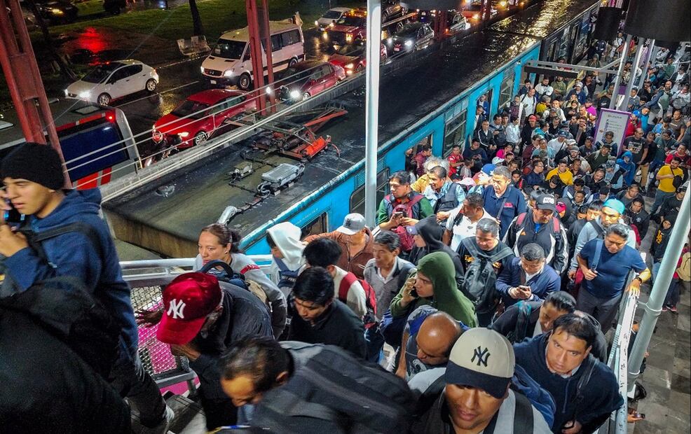 Usuarios de la Línea A del Metro buscan trasladarse a sus hogares durante la noche del miércoles, después de que por lluvias las estaciones de Peñón Viejo a La Paz dejaron de dar servicio, el 30 de julio de 2025. Foto: Luis Camacho/EL UNIVERSAL