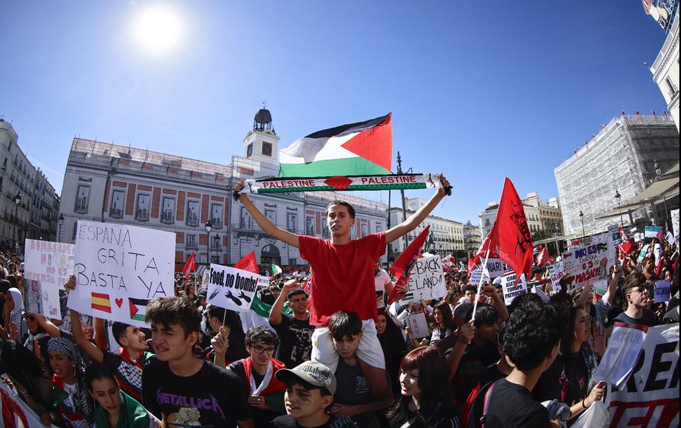 Un estudiante muestra su apoyo a Palestina, el 2 de octubre de 2025. Unos 4 mil estudiantes se congregaron para manifestarse contra el genocidio en Gaza, informaron autoridades en Madrid. Foto: EFE