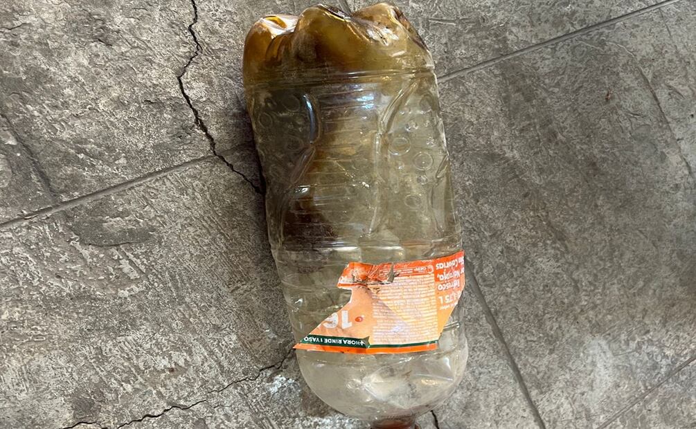 Botellas con aceite han encontrado brigadistas en los bosques incendiados en Jilotzingo. FOTO Especial