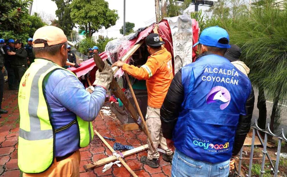Trasladan a personas en situación de calle que obstruían vialidad en Coyoacán a albergue (29/09/2025). Foto: Especial