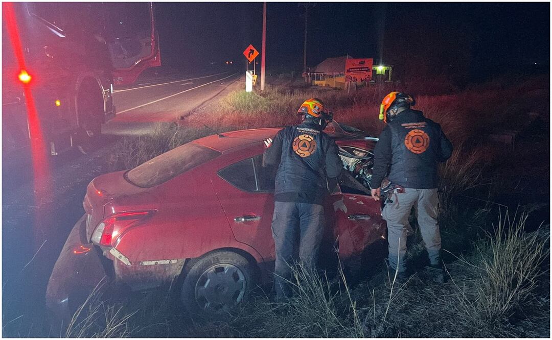 Al lugar del accidente acudieron elementos de Protección Civil de Nuevo León y rescatistas que confirmaron el deceso de la pareja (14/01/2025). Foto: Especial