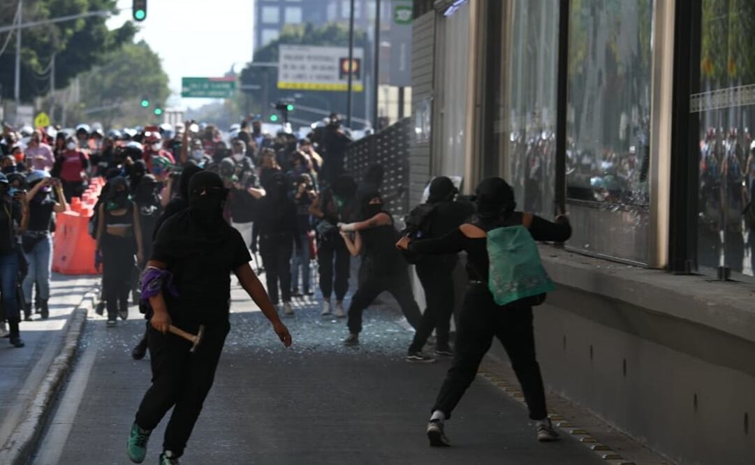Un grupo de feministas vandaliza las instalaciones del Metrobús Balderas. Foto: Hugo García/EL UNIVERSAL