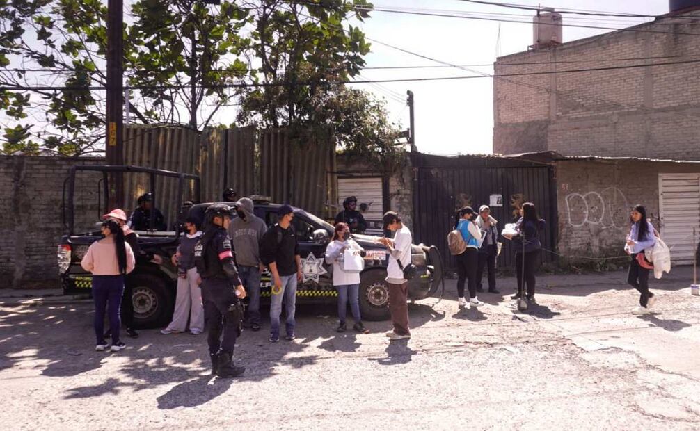 Fichas de búsqueda fueron colocadas en puertas, postes de luz y paredes, también se repartieron entre vecinos y establecimientos de la zona.
Foto: Osmar Alvarado