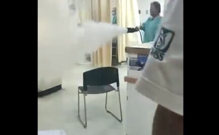 Video. Hombre ataca con un extintor a médicos y pacientes en el IMSS Saltillo
